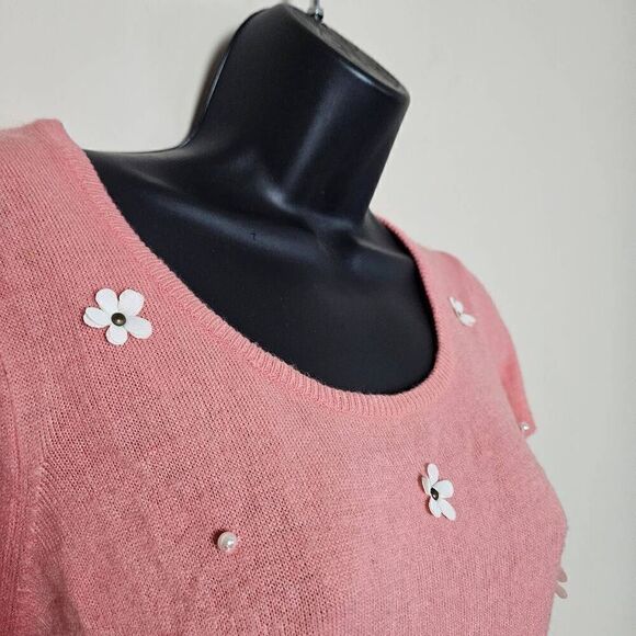 Ingni Short Sleeved Sweater with Floral Applique - Picture 2 of 8